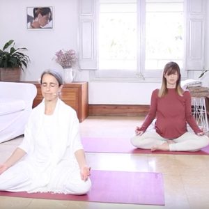 Mujeres haciendo meditación en casa