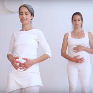 Mujeres practicando yoga durante el tercer trimestre del embarazo