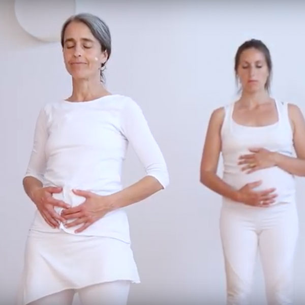 Mujeres practicando yoga durante el tercer trimestre del embarazo